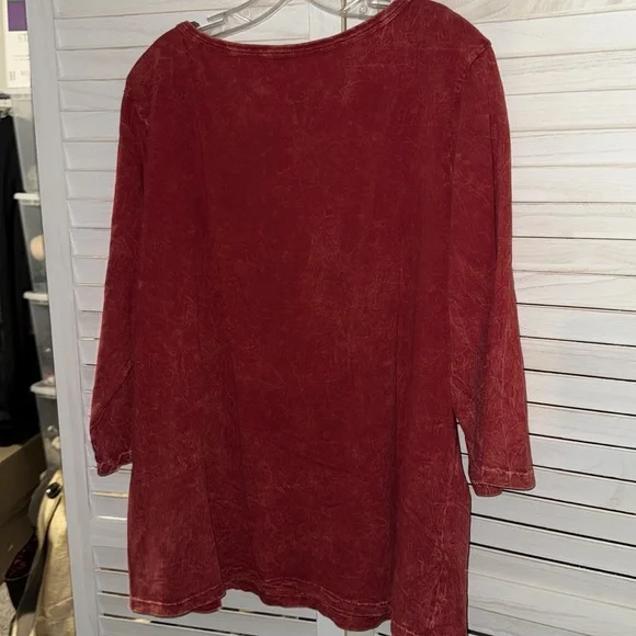 Westbound Cotton Distressed Red Floral with Subtle Bling Tunic Top. Size 2X - Picture 7 of 9